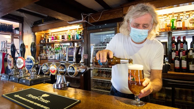 Inglaterra es el país con más muertos por coronavirus de Europa, pero permite que la gente vaya a pubs y cines