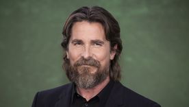 Foto: https://www.latimes.com/entertainment-arts/movies/story/2022-10-05/christian-bale-mediator-american-hustle-amy-adams-david-o-russell-drama