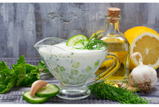 Ideal para todo: receta de salsa de yogur y pepino fácil.