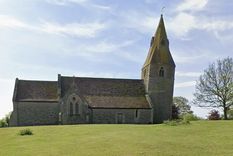 En Reino Unido, la torre de esta iglesia medieval se convirtió en motivo de alarma por una inclinación que ya supera a la de Pisa.