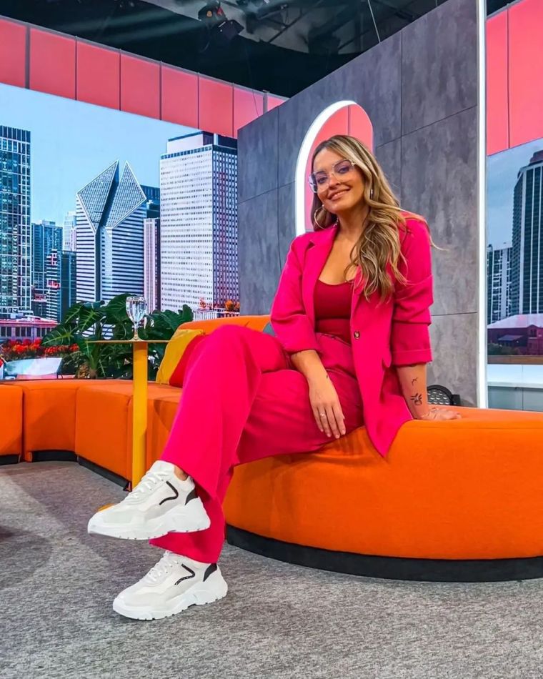 Enfundadas en rosado de pies a cabeza, Vero Lozano y Juli Navarro muestran cómo llevar un estilismo Barbie Foto: Instagram