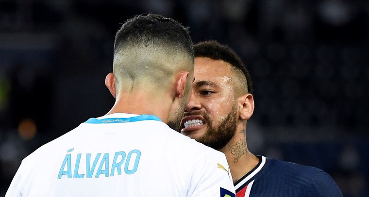 Álvaro González y Neymar recibirían la misma sanción. Foto: EFE