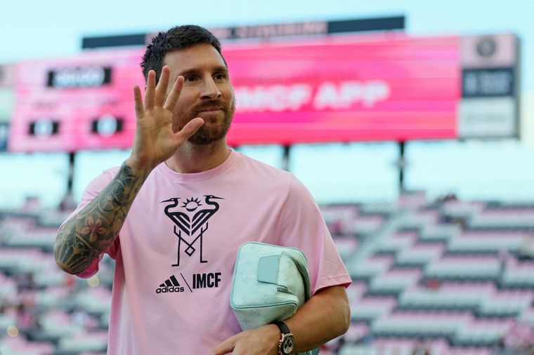 Messi tuvo un gran gesto con un grupo de fanáticos por el que fue reconocido en la calle Foto: NA