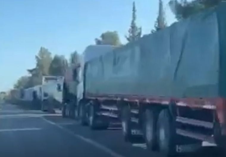 Recomiendan transitar con cuidado (y paciencia) por el Acceso Sur. Foto: Captura de video