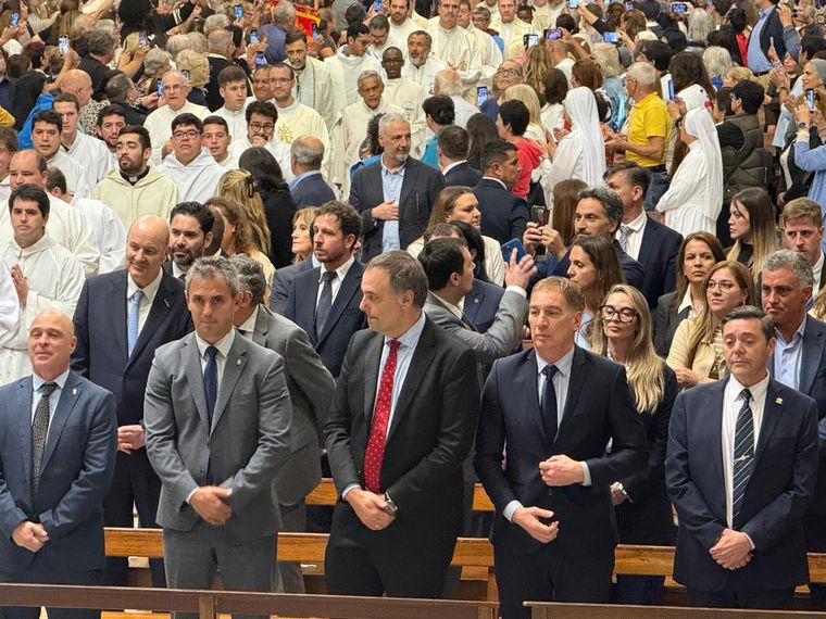 Los principales dirigentes políticos estuvieron en la ceremonia. Los principales dirigentes políticos estuvieron en la ceremonia.