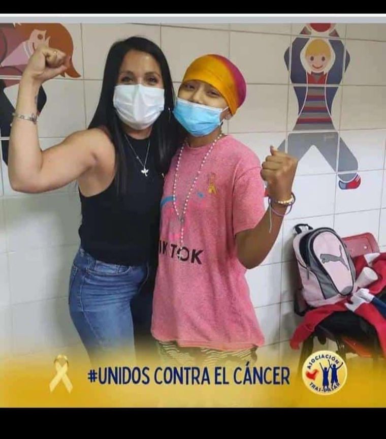 Kiara junto a Mercedes Carrión, fundadora de la Asociación Tras-Pasar. Kiara junto a Mercedes Carrión, fundadora de la Asociación Tras-Pasar.