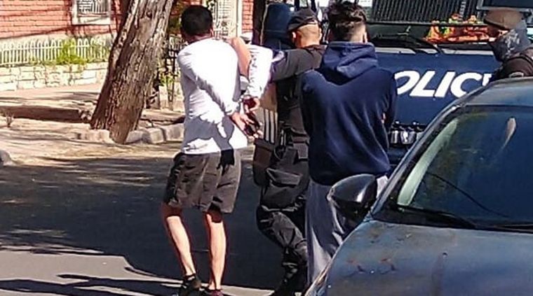 Encontraron al sujeto intentando abrir un auto, unos vecinos lo redujeron y casi lo linchan Foto: Gentileza Federico Cañas Tarifa