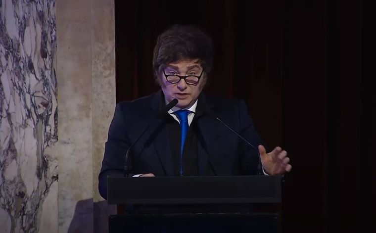 Javier Milei pausó la campaña en Junín por cuestiones climáticas.