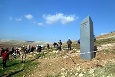 Monolito metálico en Sanliurfa, Turquía.