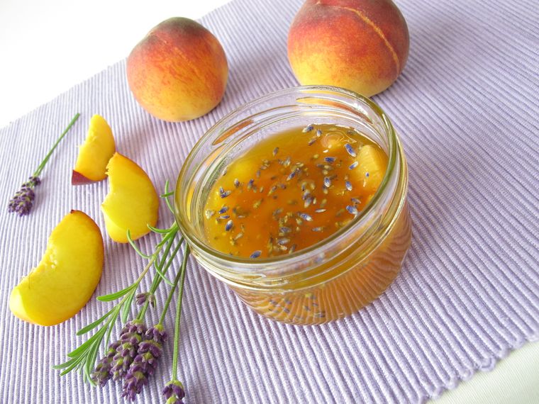 La combinación de durazno con lavanda es popular en la cocina mediterránea, donde las flores se usan para dar un toque floral y sofisticado a recetas de postres y conservas. La combinación de durazno con lavanda es popular en la cocina mediterránea, donde las flores se usan para dar un toque floral y sofisticado a recetas de postres y conservas.