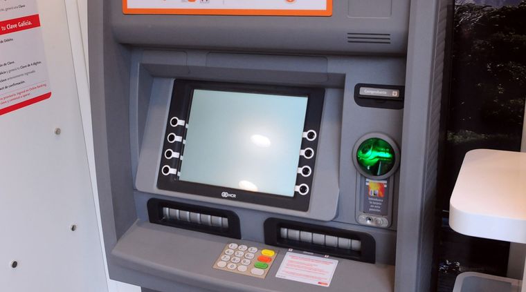 Según el informe Financial Cyberthreaths Reports de Kaspersky, en 2024 un 40% de los cajeros del mundo aún usaban variantes de XP, principalmente XP Embedded. Según el informe Financial Cyberthreaths Reports de Kaspersky, en 2024 un 40% de los cajeros del mundo aún usaban variantes de XP, principalmente XP Embedded.