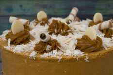 Admira ese dulce de leche. ¡Esta tarta te encantará!