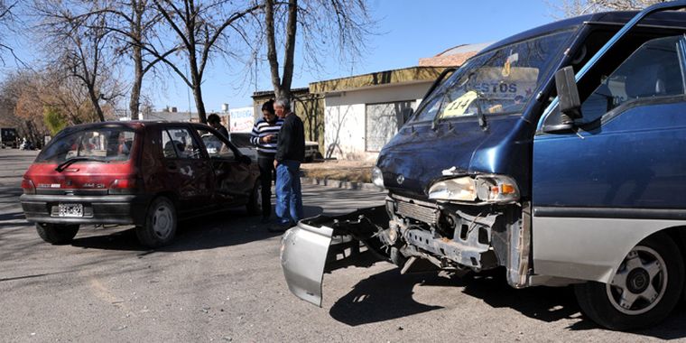 Emilio Civit y Suipacha, la esquina donde chocó la combi que iba a buscar votantes. Foto: Agustín Mauricio/Mediamza.com
