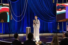 Chloé Zhao, recibiendo su premio. Foto: Télam