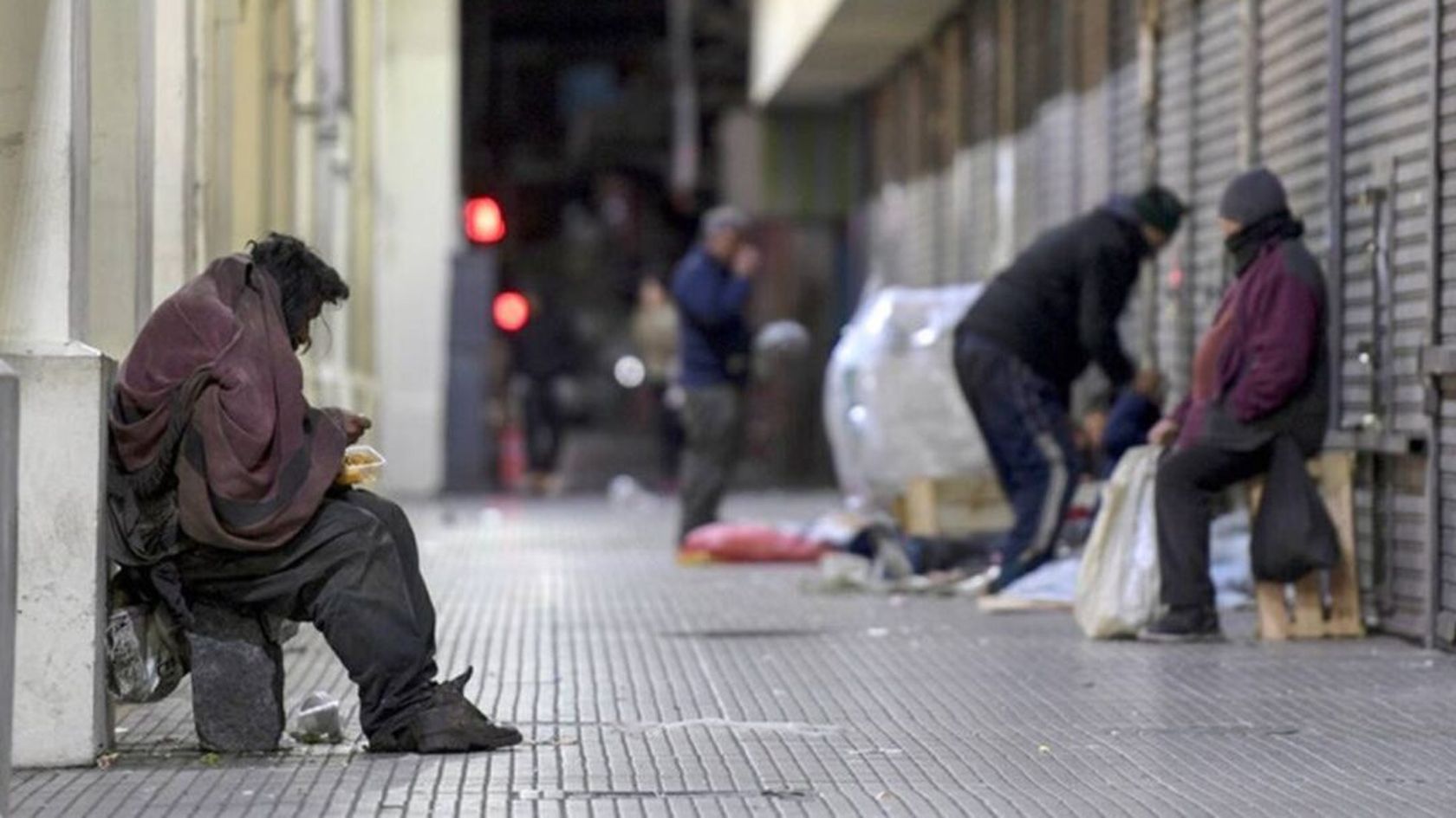 Sin plata para alquilar, las familias empiezan a vivir en la calle o sobrepueblan las casas de sus familiares Sin plata para alquilar, las familias empiezan a vivir en la calle o sobrepueblan las casas de sus familiares