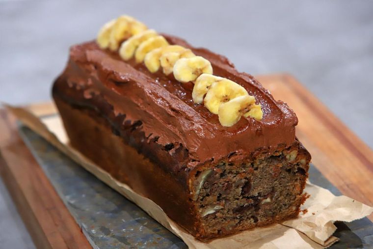 Budín de banana, cacao y nueces: húmedo y tentador.