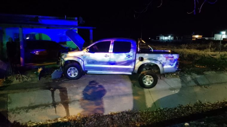 La camioneta Hilux pasó por encima de un canal y terminó en el patio de una vivienda en Real del Padre Foto: Ministerio de Seguridad de Mendoza