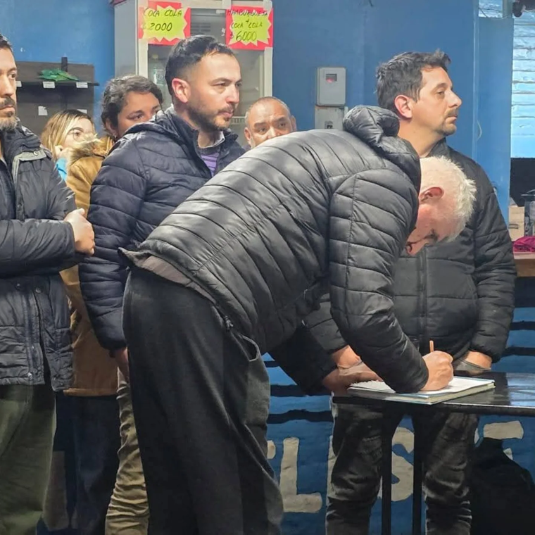 Sebastián Fernández, de campera negra y suéter azul, es el nuevo presidente celeste. Sebastián Fernández, de campera negra y suéter azul, es el nuevo presidente celeste.