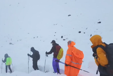 tuve suerte de haber salido: los testimonios de personas rescatadas del everest tras luchar contra la hipotermia en medio de una feroz tormenta