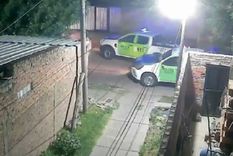 Dos policías están acusados de atropellar y matar a un hombre que padecía un brote psicótico Foto: Captura de video