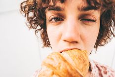 El estrés puede hacer que nuestros cuerpos sientan más o menos hambre y eso puede afectar nuestro apetito a largo plazo.