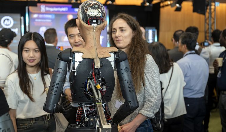 Los robots humanoides sociales con inteligencia artificial son de sumo interés para el público. Foto: Efe.