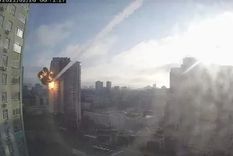Momento en que un misil alcanza un edificio en Kiev este 26 de febrero. Foto: REUTERS