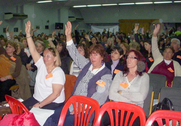 Docentes en paritarias. Foto: MDZ