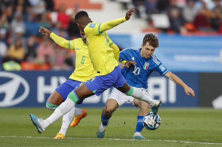 Brasil e Italia juegan en un Malvinas repleto. Foto: EFE