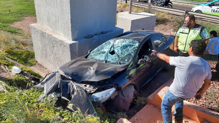 Una mujer perdió el control del auto, atropelló a un trabajador y chocó en Maipú Foto: Rodrigo DAngelo / MDZ