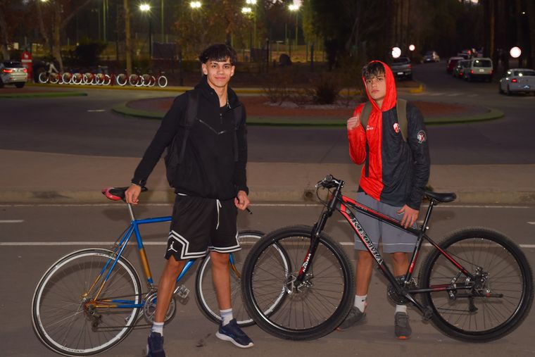 Santino y Franco disfrutaron de la tarde en el parque con sus bicicletas. Santino y Franco disfrutaron de la tarde en el parque con sus bicicletas.