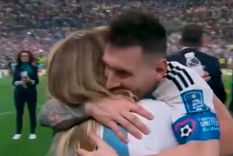 Messi - Antonia Farías El conmovedor abrazo entre Messi y la cocinera de la Selección.