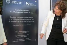 La Rectora de la UNCUyo, Esther Sánchez descubriendo la placa Foto: Facultad de Educación UNCuyo