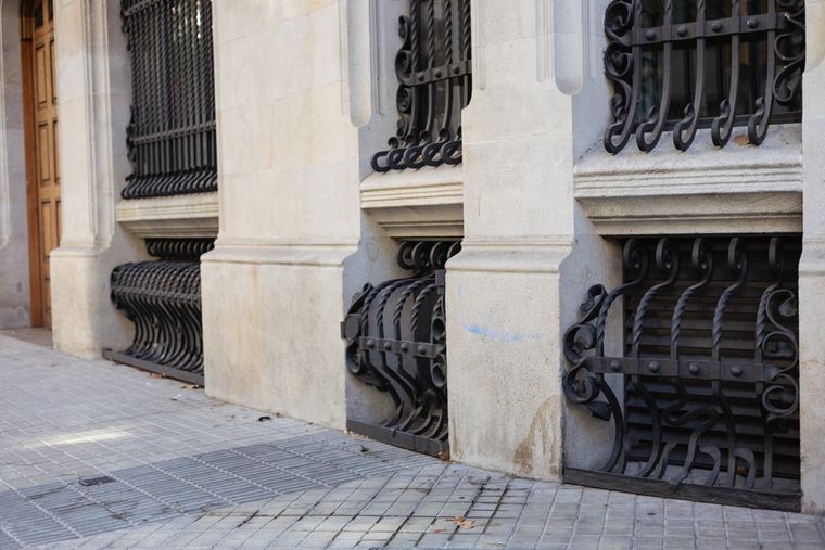 La forma curva dificulta que un intruso pueda hacer palanca para abrir o deformar la estructura. Foto: Shutterstock La forma curva dificulta que un intruso pueda hacer palanca para abrir o deformar la estructura. Foto: Shutterstock