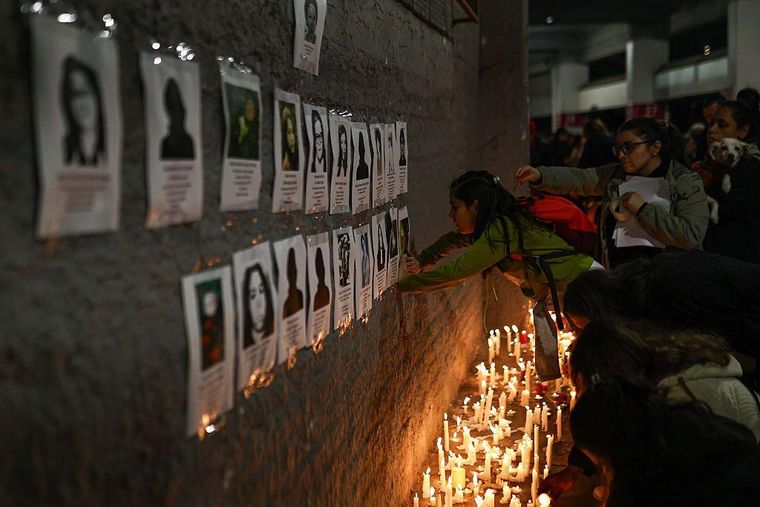 En la noche, decenas de personas permanecieron en vigilia en recuerdo a las víctimas de los sucesos ocurridos en Chile hace 53 años.