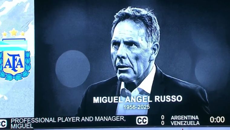La Selección argentina rindió homenaje a Miguel Ángel Russo en Miami con un emotivo minuto de silencio y brazaletes negros. Foto: captura de TV. 