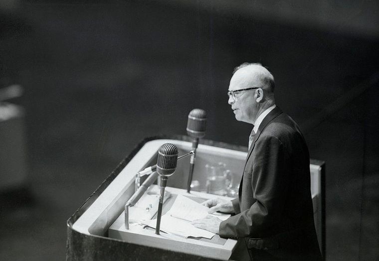 En 1953, en el discurso "Átomos para la paz" el presidente estadounidense Dwight Eisenhower en las Naciones Unidas propuso un esfuerzo internacional para desarrollar la tecnología nuclear con fines pacíficos.