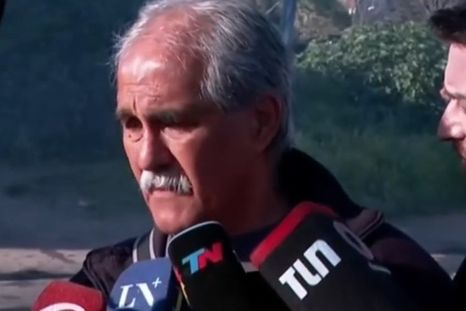 El abuelo dialogó con la prensa minutos después de conocerse la noticia de los cuerpos hallados en Florencio Varela. El abuelo dialogó con la prensa minutos después de conocerse la noticia de los cuerpos hallados en Florencio Varela.