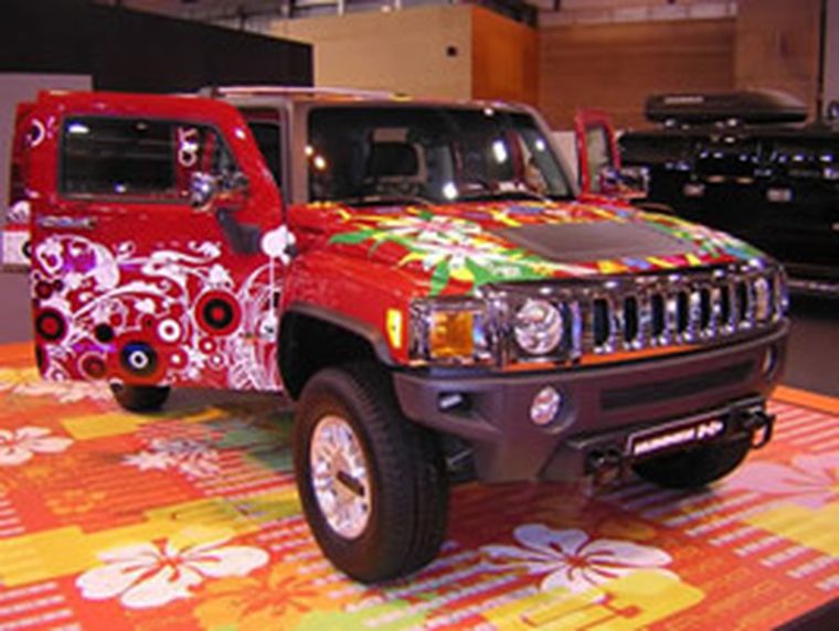 Un Hummer al estilo Custo Barcelona.