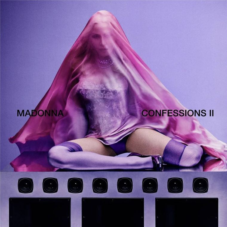 La cantante de hits como Sorry o Jump, lanzó recientemente la portada de su nuevo trabajo discográfico: Confessions II. En la imagen se puede ver cómo recreó el estilismo elegido para la parte 1 lanzada en 2005. La cantante de hits como Sorry o Jump, lanzó recientemente la portada de su nuevo trabajo discográfico: Confessions II. En la imagen se puede ver cómo recreó el estilismo elegido para la parte 1 lanzada en 2005.
