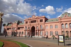En los alrededores de la Casa Rosada abundan las familias y las personas en situación de calle.