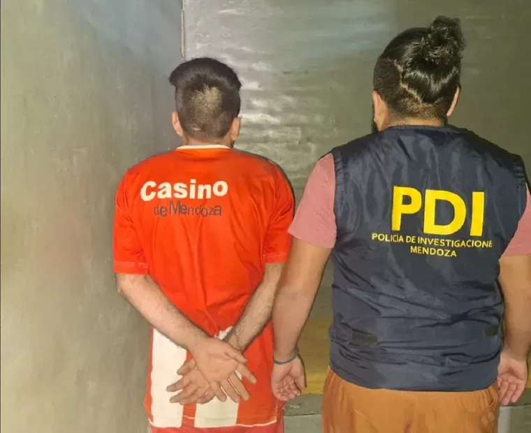 Uno de los sospechosos detenido tras los procedimientos policiales. Archivo MDZ Uno de los sospechosos detenido tras los procedimientos policiales. Archivo MDZ