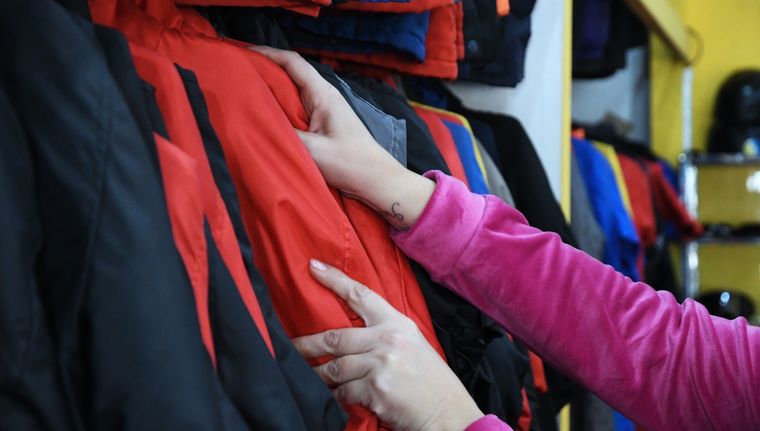 Tanto en indumentaria como en tecnología, el consumo se mantiene de la mano de las marcas Foto: Rodrigo DAngelo / MDZ