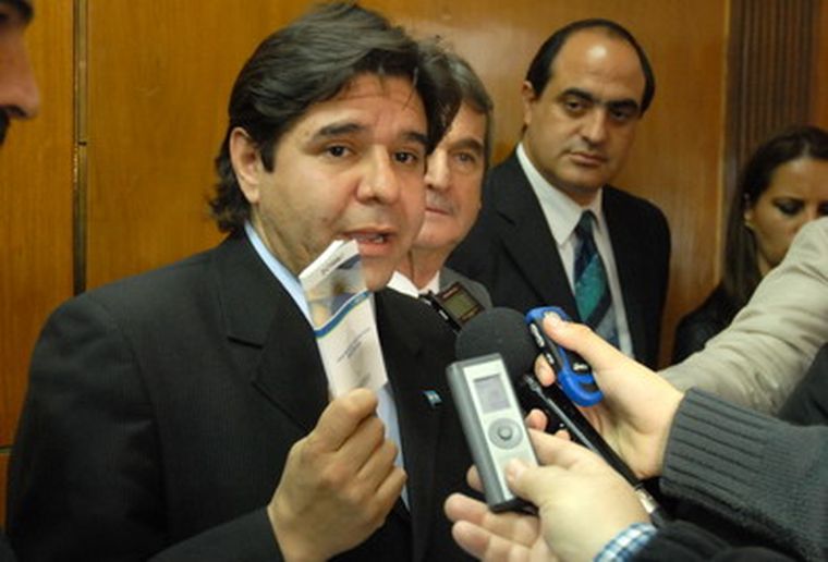Hector Rasso, del Anses, muestra la libreta que entregarán. Foto: Prensa Gobernación Hector Rasso, del Anses, muestra la libreta que entregarán. Foto: Prensa Gobernación