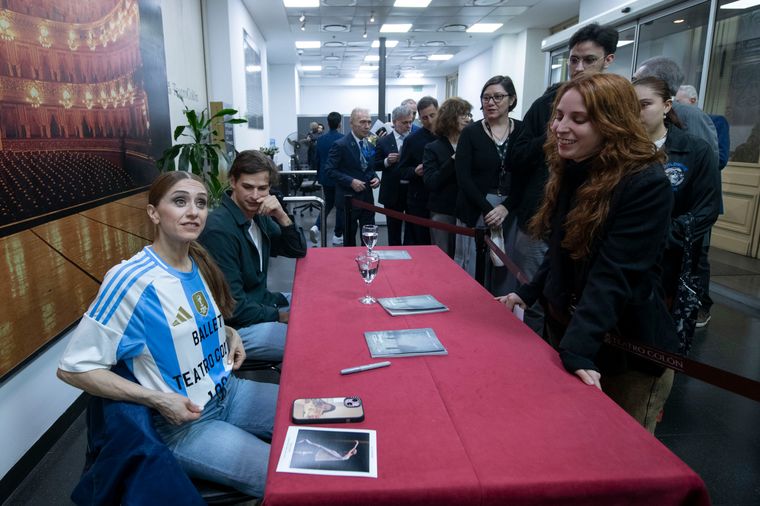 Marianela Núñez con la camiseta de la Selección argentina de fútbol. Marianela Núñez con la camiseta de la Selección argentina de fútbol.