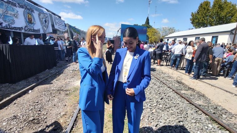 La presidenta del PJ y la senadora del Frente de Todos con un azul que llamó la atención Foto: MDZ