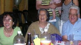 Foto 2: Alí Miguel (79) y Sara García (84), los abuelos jubilados que fueron atacados al regresar de la iglesia junto a su hija Mónica (48). / Archivo MDZ Foto 2: Alí Miguel (79) y Sara García (84), los abuelos jubilados que fueron atacados al regresar de la iglesia junto a su hija Mónica (48). / Archivo MDZ