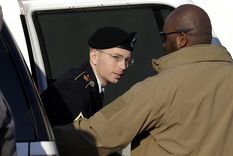 wikileaks: la justicia alivia acusaciones contra manning