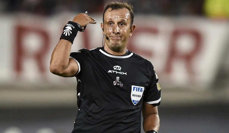 El árbitro tuvo un polémico arbitraje en el Superclásico de este domingo.