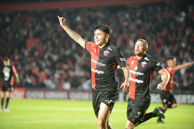 Farías festeja el primer gol Sabalero. Foto: Télam